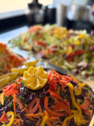 Naše zelenina? Každý den čerstvá, precizně ručně krájená a ready do každého jídla. 🌶️🥒🫑🥬🍋🍅