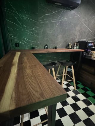 Zveme vás do tepla k posezení 🍂 Dub, ocel a poctivá práce z Beskyd. Design, detail a vůně kávy ☕️ – přijďte ochutnat Caffè...